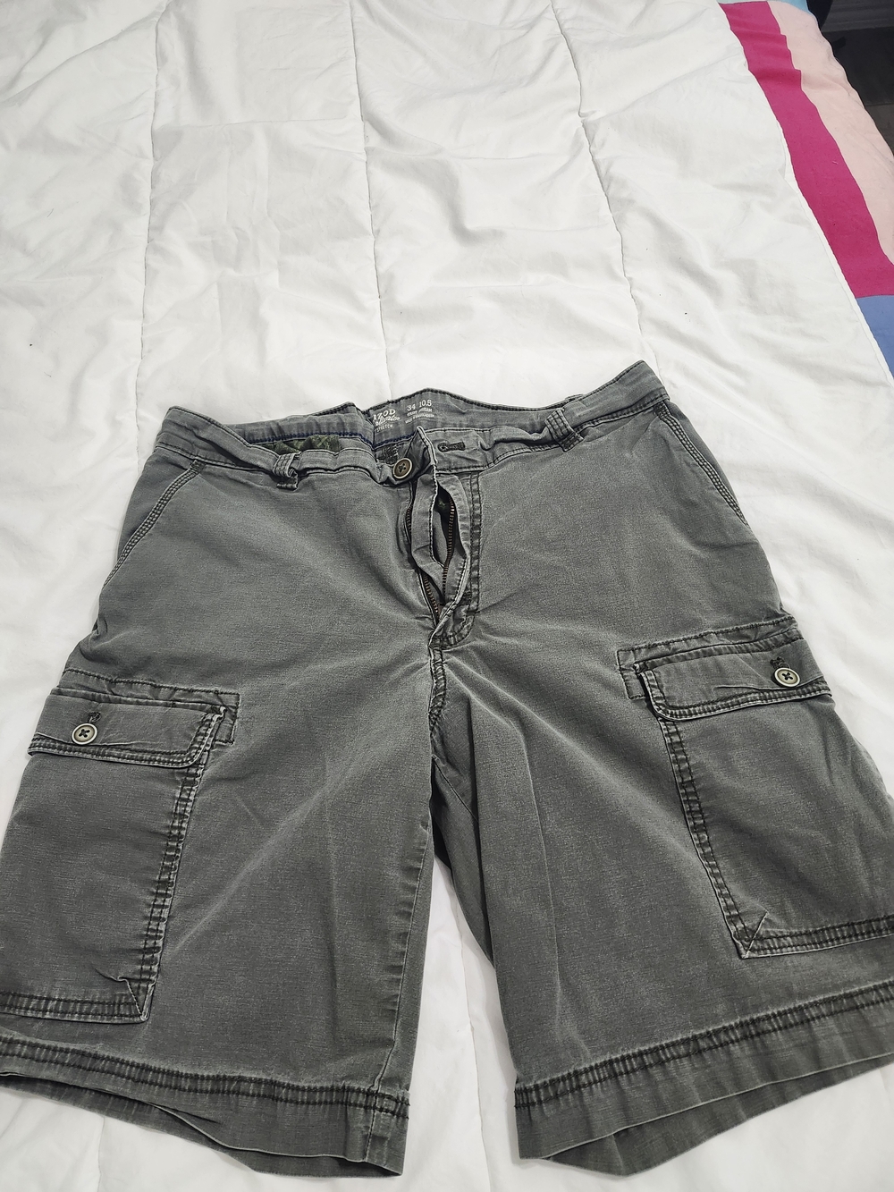 Izod Men's Gray Cargo Shorts